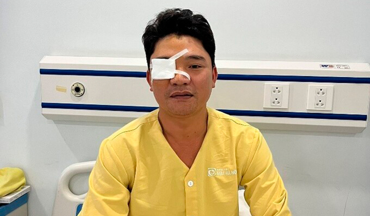 Một người đàn ông suýt hỏng mắt vì cắt ống nước bằng dao