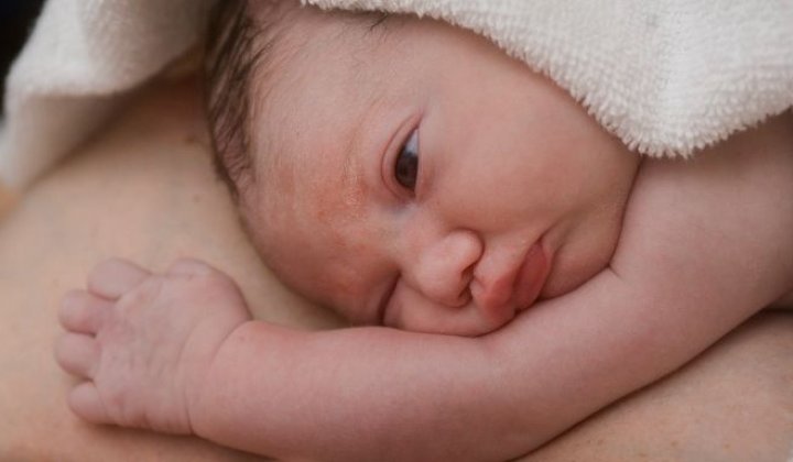 Nhỏ sữa non vào mắt trẻ sơ sinh: Bác sĩ nói sao?