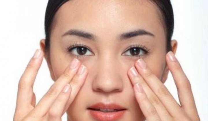 Hướng dẫn cách massage giảm sưng mắt hiệu quả tại nhà