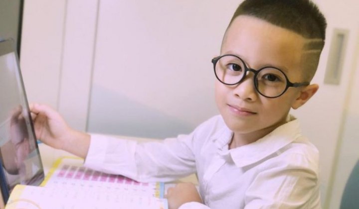 Trẻ bị loạn thị có nên đeo kính thường xuyên? Chuyên gia tư vấn