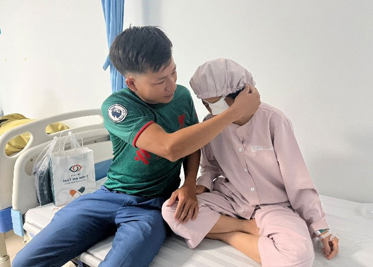 Anh Chu Văn Tâm chăm sóc vợ vừa tỉnh lại sau ca phẫu thuật