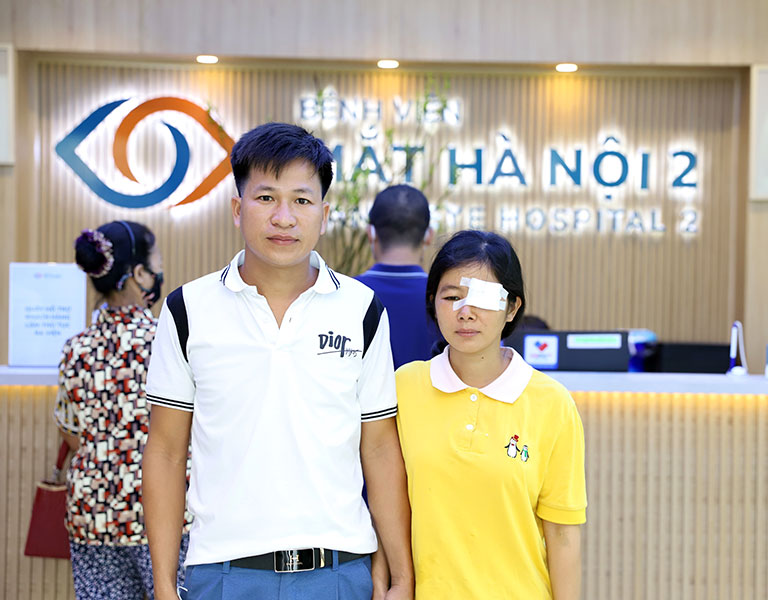 Vợ chồng anh Tâm chị Hiệp vô cùng cảm kích khi nhận được hỗ trợ từ Bệnh viện Mắt Hà Nội 2