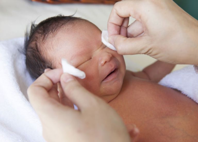 3 bước chăm sóc mắt cho trẻ sơ sinh hàng ngày