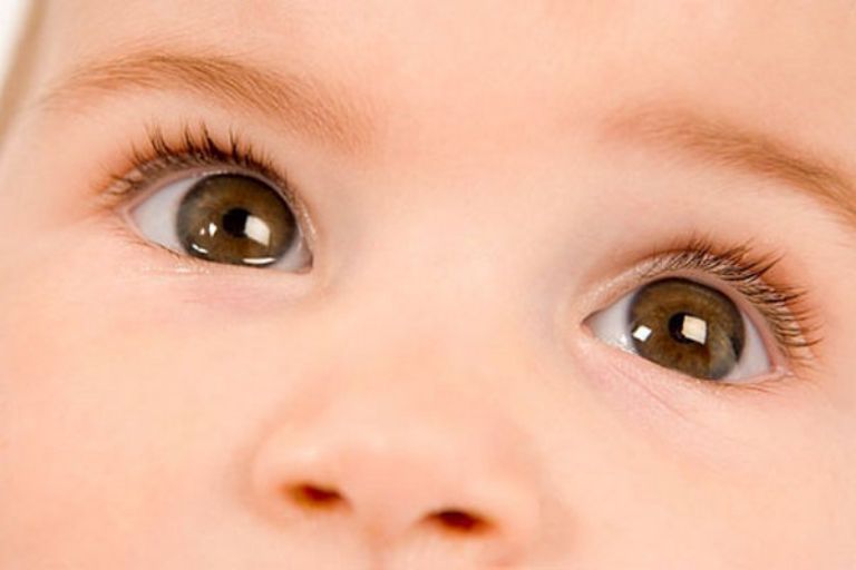 Chăm sóc các vùng xung quanh mắt cho trẻ sơ sinh