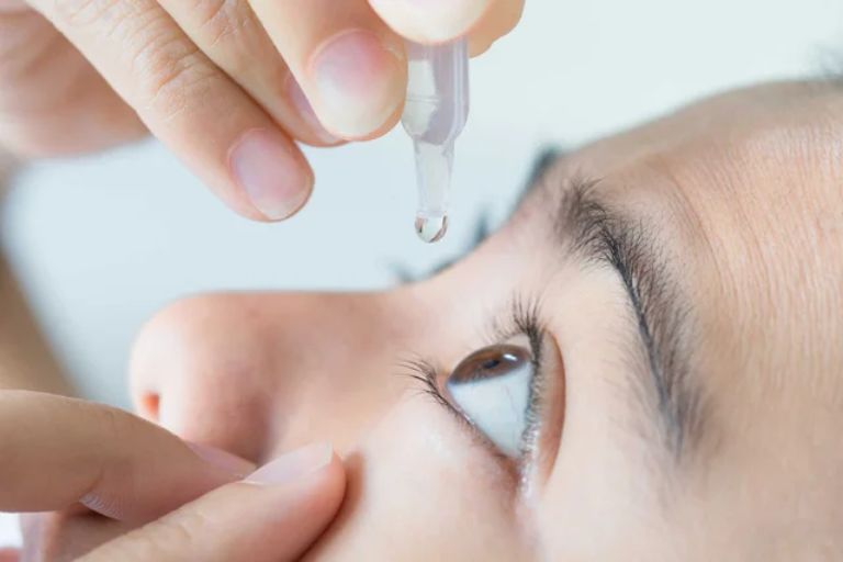 Nhỏ nước mắt nhân tạo để mắt giảm đau, rát