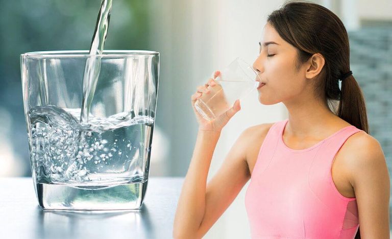 cách giảm sưng mắt hiệu quả khi uống đủ nước 
