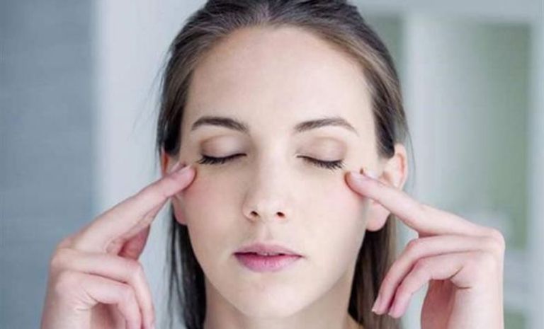 Massage quanh mắt khi bị dị ứng