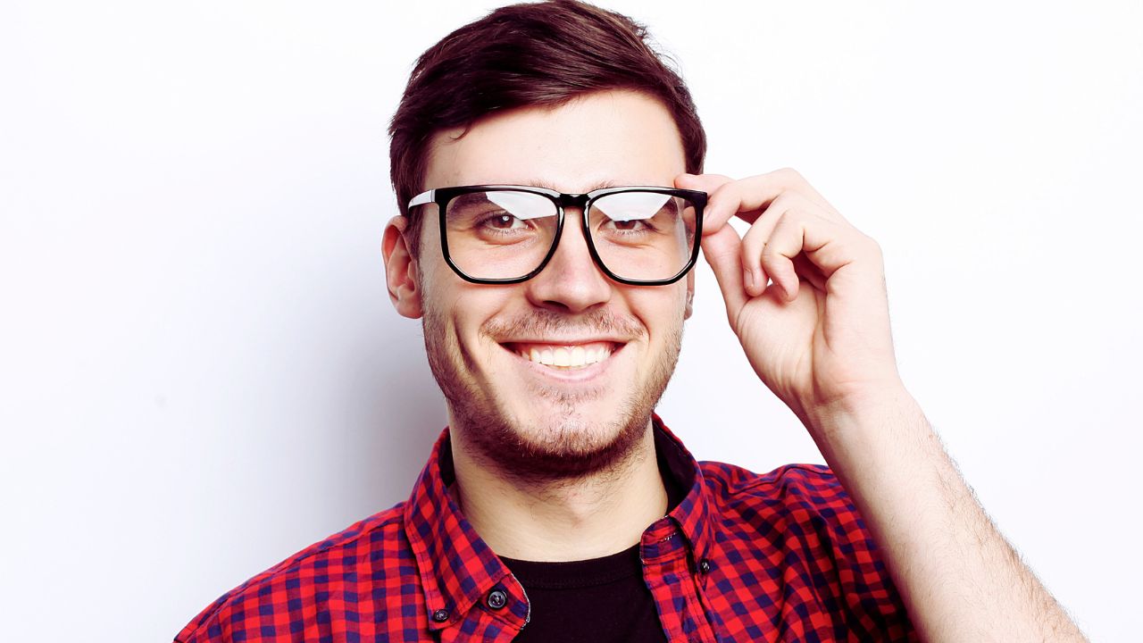 H&atilde;y đeo k&iacute;nh thường xuy&ecirc;n theo chỉ thị của b&aacute;c sĩ