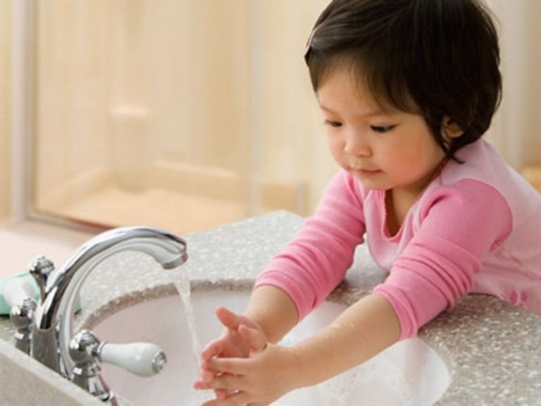 điều trị đau mắt đỏ cho trẻ em bằng cách rửa tay thường xuyên 
