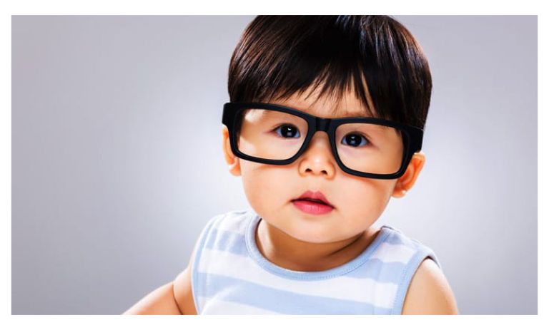 đeo kính để bảo vệ mắt cho trẻ sau phẫu thuật