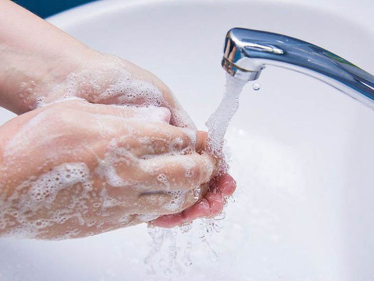 Rửa tay sạch sẽ trước khi nhỏ thuốc