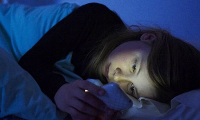 nhức mắt khi ngủ dậy do sử dụng điện thoại nhiều trước khi ngủ