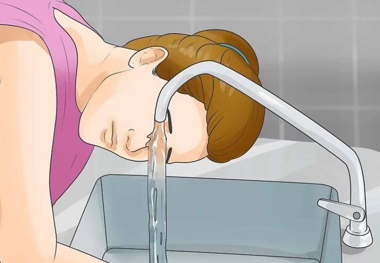 rửa mắt khi nước hoa vào  mắt