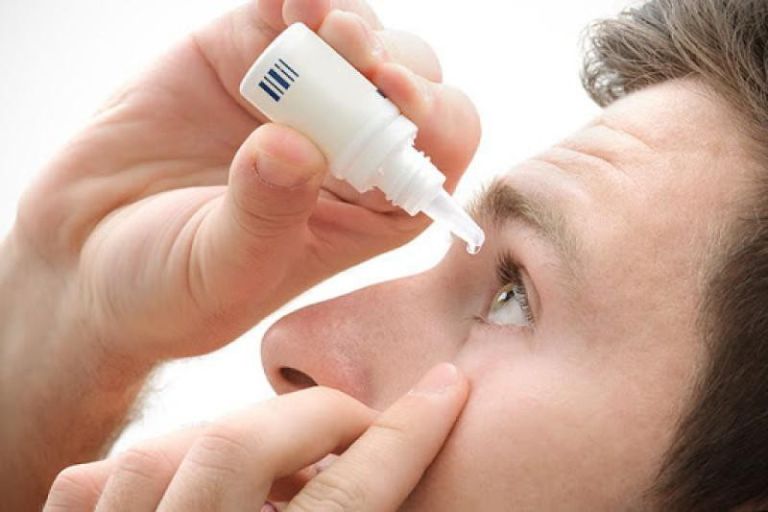 Khi mắc bệnh cườm nước cần được chữa trị bằng thuốc nhỏ mắt