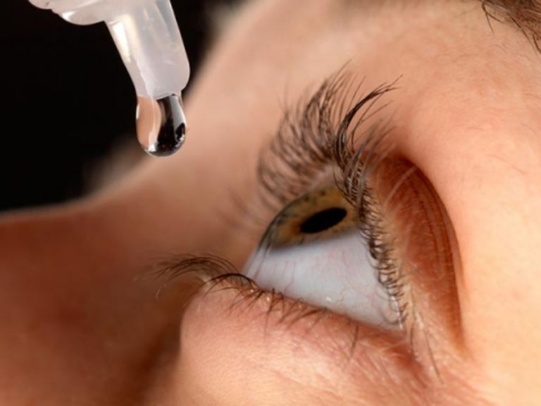 sử dụng thuốc nhỏ mắt V-Rohto cần nghe theo chỉ định và hướng dẫn từ bác sĩ 